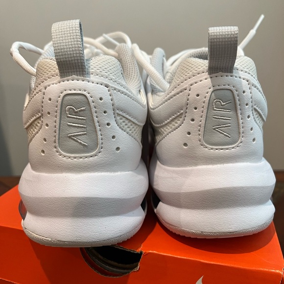 Like New Women’s Nike Air Max - Picture 4 of 9